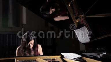 钢琴音乐家钢琴音乐演奏。 有女演奏者的乐器大钢琴